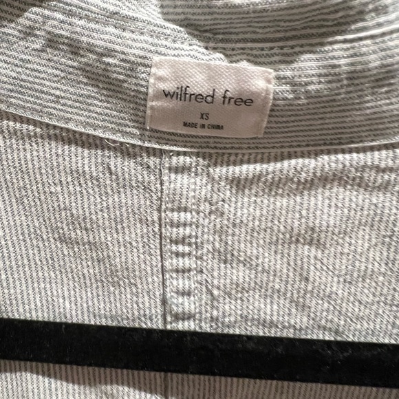 Aritzia Boyfriend Linen Shirt - Picture 2 of 2